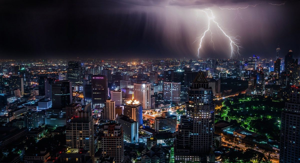 lightning-1082080_1920