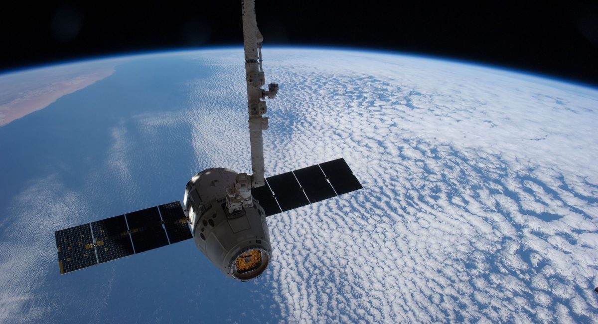 satellite-693280_1920