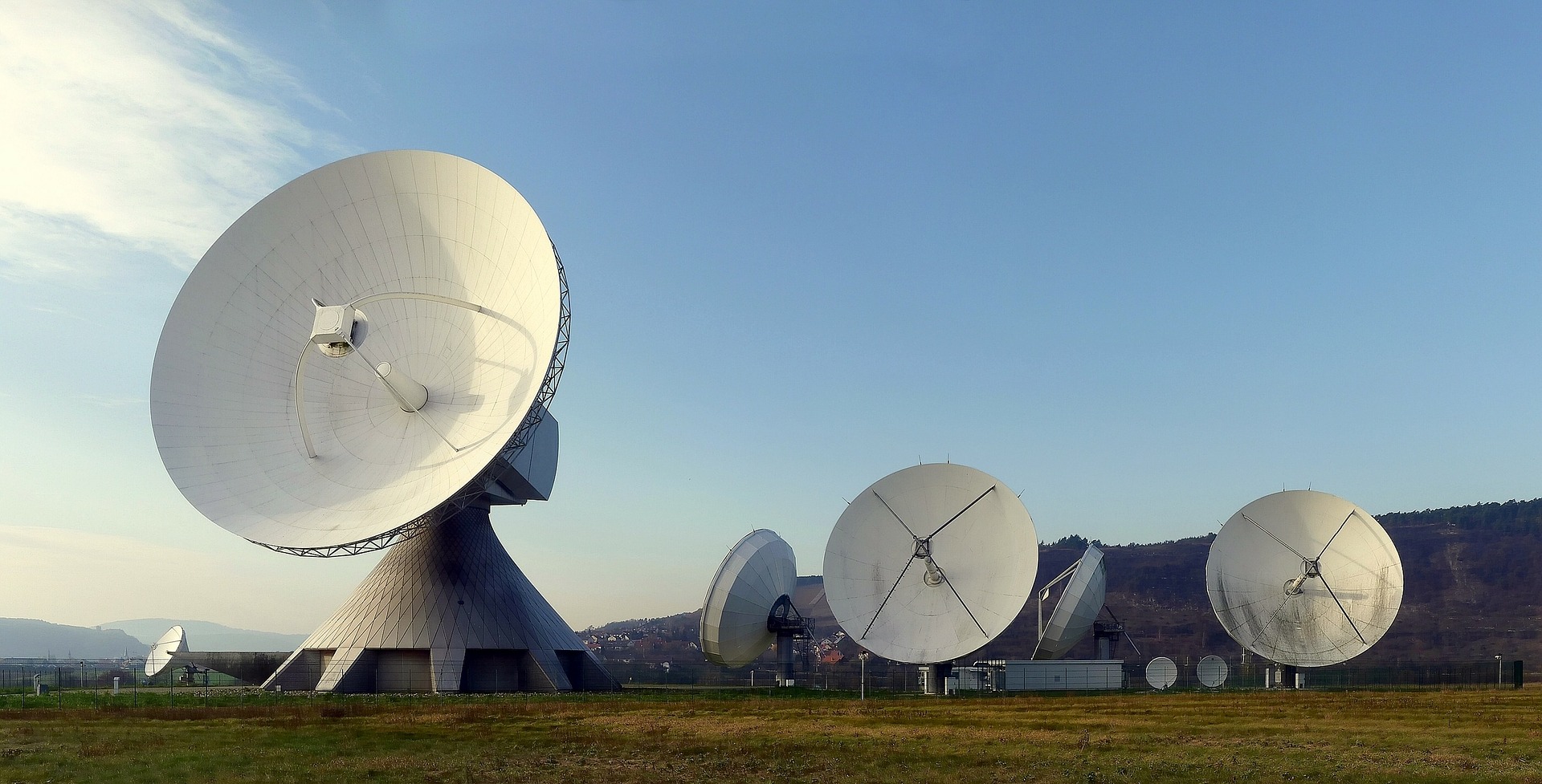 radar-dish-63013_1920
